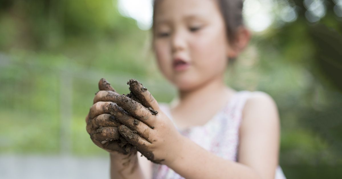 ¿Podría beneficiarle comer tierra?