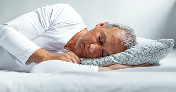 Cómo dormir de lado puede protegerle contra el Alzheimer