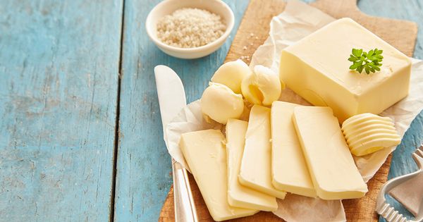 ¿La mantequilla debe mantenerse a temperatura ambiente o en refrigeración?