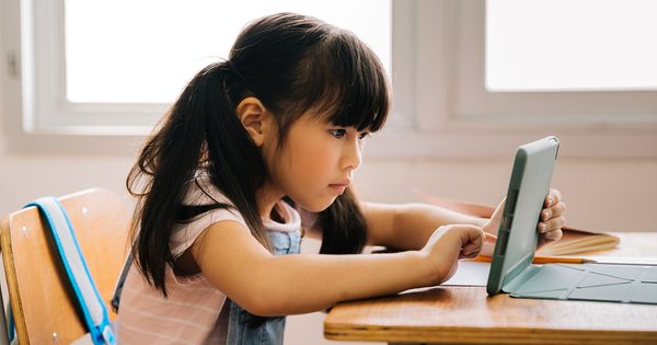 El uso prolongado de pantallas electrónicas altera el cerebro de los niños