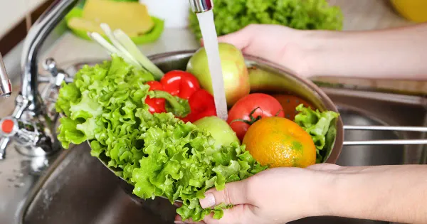 ¿Debe lavar las frutas y los vegetales?