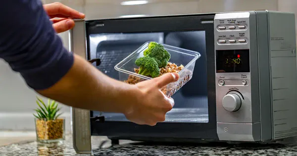 Cómo los hornos de microondas transfieren el plástico a sus alimentos