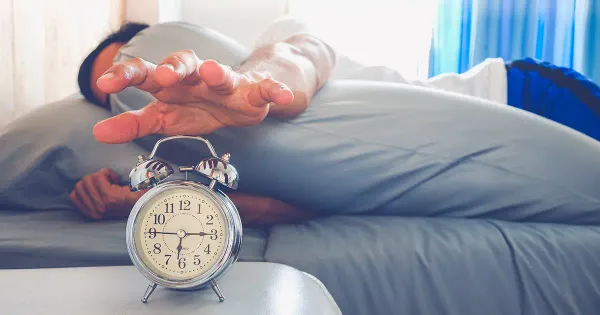 Una persona promedio se duerme a las 10 pero se despierta cansada